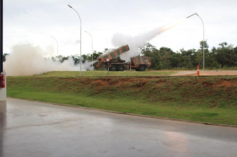 Comitiva visita o Comando de Artilharia do Exército, em Formosa (GO)