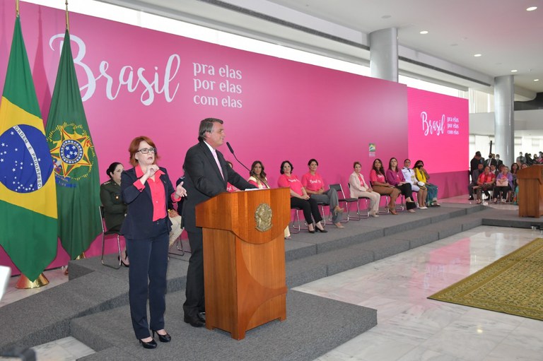 Dia Internacional da Mulher: Brasil pra elas, por elas, com elas!