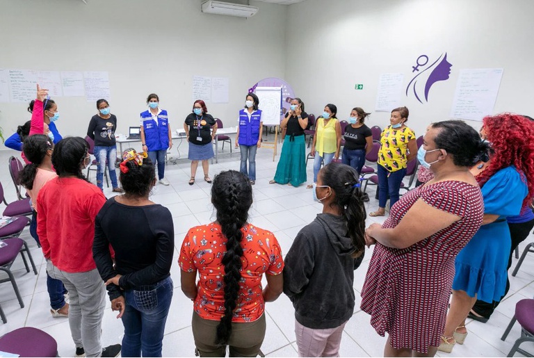 Mulheres indígenas, trans e refugiadas recebem orientações sobre violência de gênero, em Roraima
