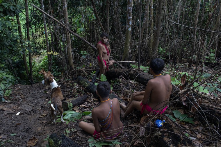 Mulheres yanomami ao lado de acampamento usado por garimpeiros na região do Xiteí