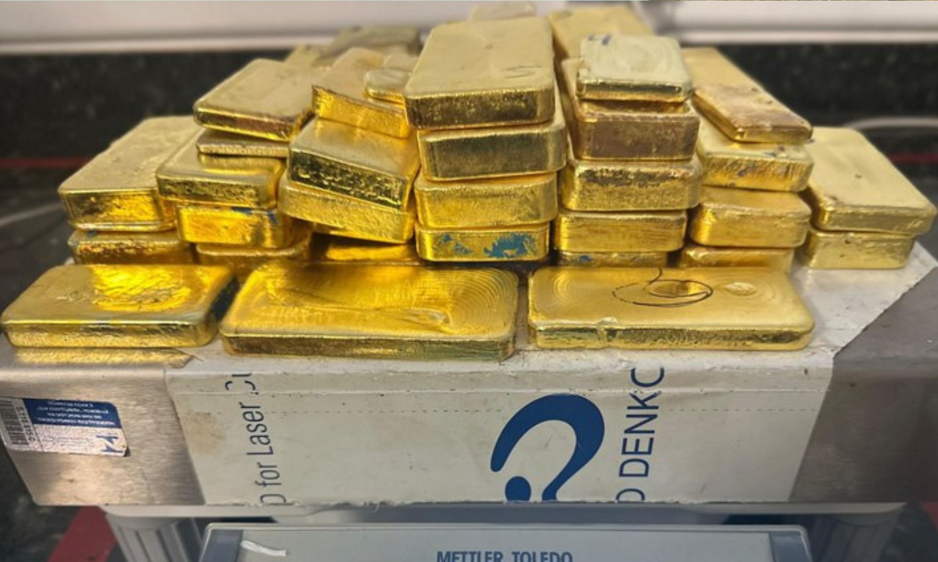 Avião particular identificado pela inteligência da Anac no Aeroporto Internacional de Boa Vista transportava 51 quilos de ouro, arma e munições, que foram apreendidos pela Polícia Federal