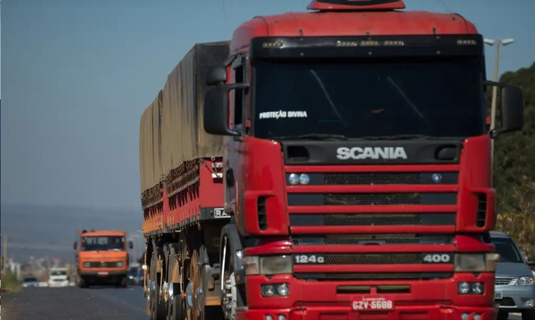 Governo do Brasil lança linha de crédito de R$ 6 bilhões para apoiar caminhoneiros na compra de veículos