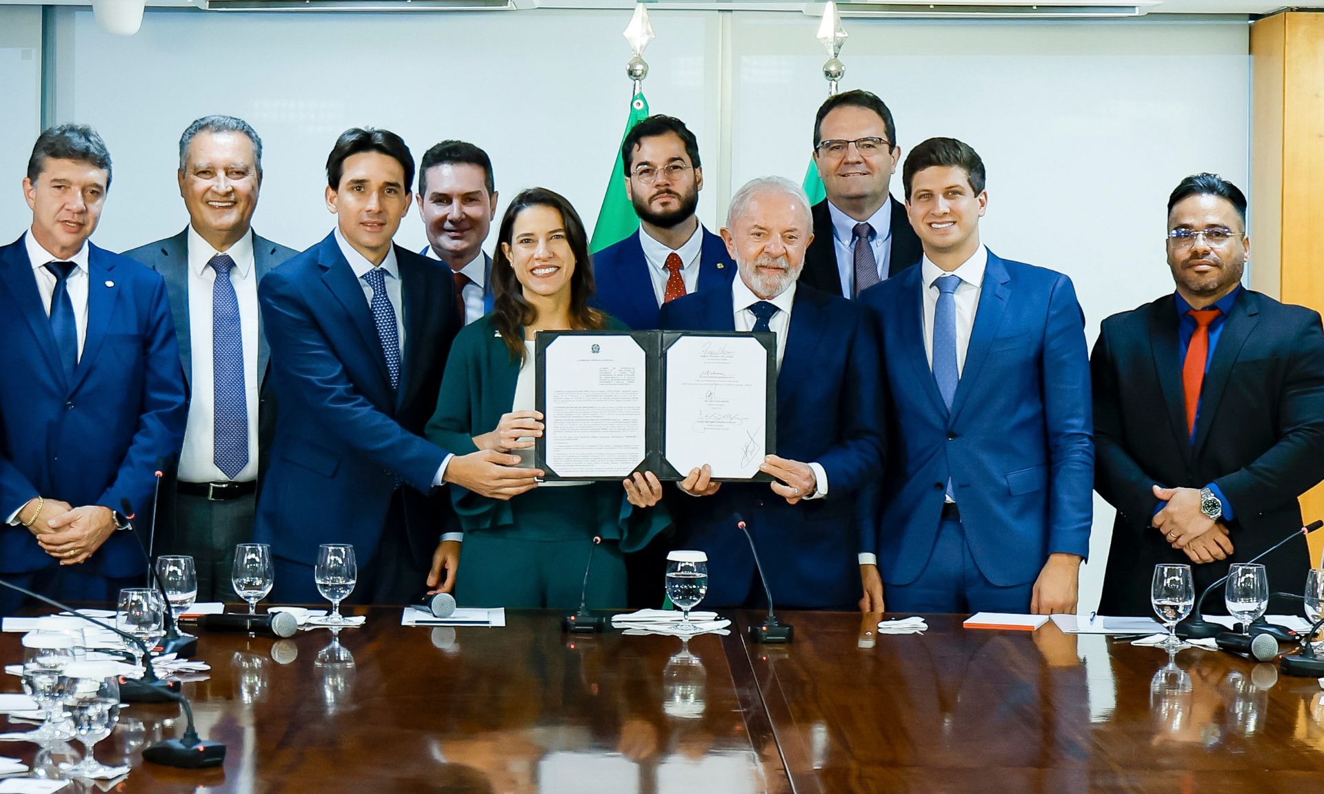 Reunião no Palácio do Planalto marca início da transferência da gestão do sistema para o estado. Cooperação com BNDES prevê elaboração do edital de concessão dos serviços à iniciativa privada via PPP que, até 2026, continuam sob responsabilidade federal da CBTU