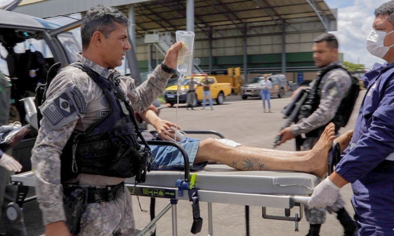 Garimpeiro ferido é transportado por equipe da Força Nacional e profissionais de saúde após serresgatado no garimpo do Rangel