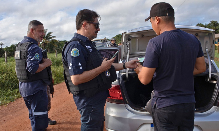 Agentes da Agência Nacional de Transportes Terrestres (ANTT) realizam fiscalização de documentosdurante operação de bloqueio em estrada vicinal no município de Mucajaí - Fotos: Bruno Mancinelle | Casa de Governo