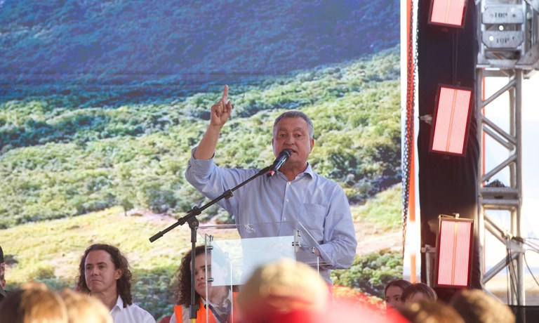 “Agora o Nordeste tem vez e voz”, diz Rui Costa ao inaugurar trecho que leva águas do São Francisco a estados nordestinos