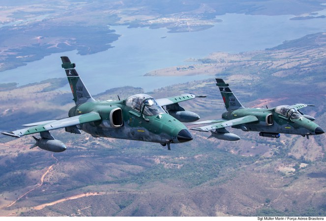 Caças A-29 podem ser acionados interceptar, interrogar e, se necessário, obrigar o pouso de aeronaves suspeitas – Imagem: Força Aérea Brasileira