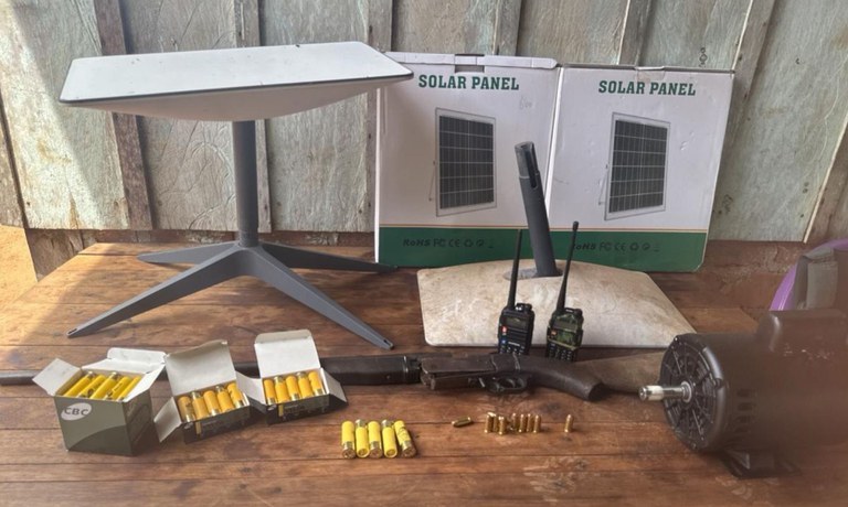 Munições e equipamentos de comunicação estavam entre os bens apreendidos