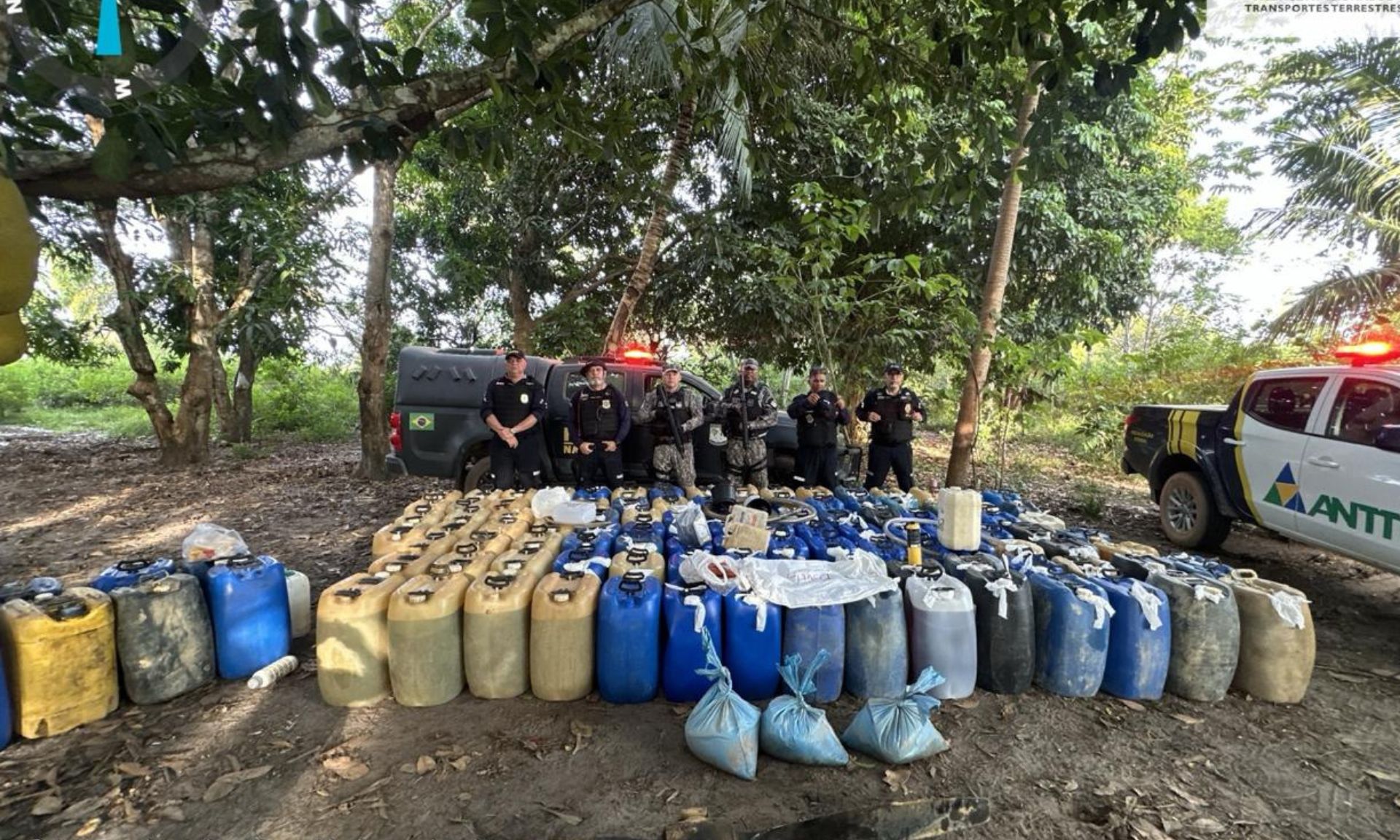 Operações da Casa de Governo, ANTT, PF e Comando Conjunto Catrimani II avançam sobre áreas críticas do território. Além da destruição de aeronave, foram apreendidos combustível, cassiterita, motores, geradores, armamentos e equipamentos de comunicação usados por frentes criminosas