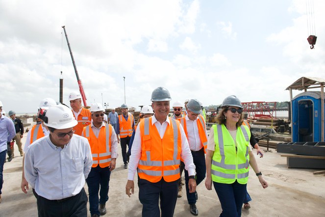 Ministro Rui Costa e secretária-executiva Miriam Belchior acompanharam andamento das obras no Porto de Outeiro | Foto: Henrique Raynal /CC