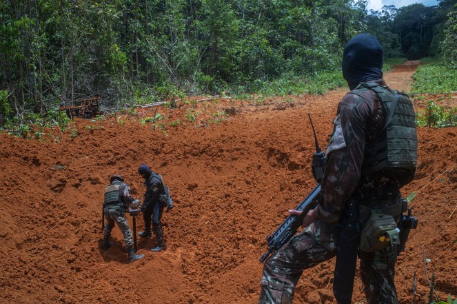 Militares preparam explosivos para a destruição de pista clandestina utilizada pelo garimpo ilegal na Terra Indígena Yanomami, em Roraima (Foto: Bruno Mancinelle | Casa de Governo)