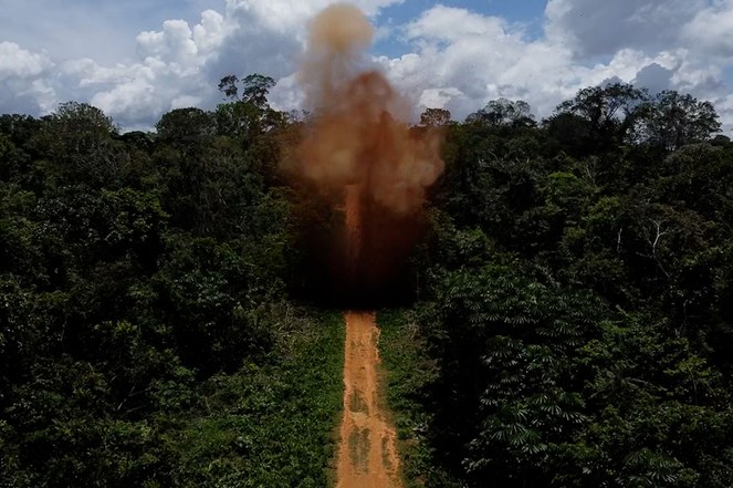 Destruição da pista do Cascalho Novo, utilizada pelo garimpo ilegal na TIY. A ação foi realizada por tropas do Comando Operacional Conjunto CATRIMANI II, como parte das operações do Governo Federal para desarticular a logística do garimpo na região (Foto Bruno Mancinelle | Casa de Governo)