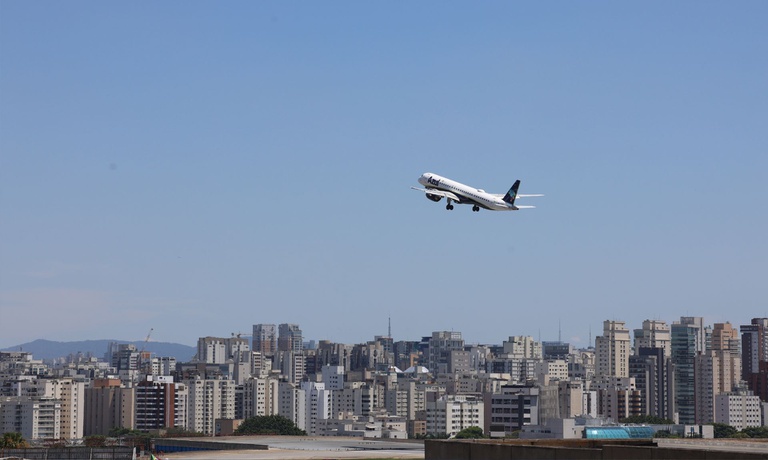 Governo do Brasil publica decreto que zera tributos sobre querosene de aviação e reforça pacote para conter a alta dos combustíveis