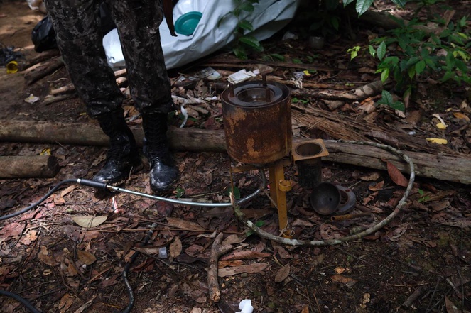 Equipamento utilizado para queima de amálgama de ouro com mercúrio é encontrado em área de garimpo ilegal durante ação da Força Nacional de Segurança Pública (FNSP), na região do Baixo Catrimani | Foto: Bruno Mancinelle