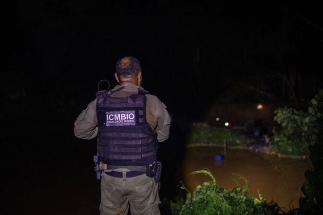 Agente do Instituto Chico Mendes de Conservação da Biodiversidade (ICMBio) durante fiscalização noturna na Estação Ecológica de Maracá, em Roraima | Foto: Bruno Mancinelle.