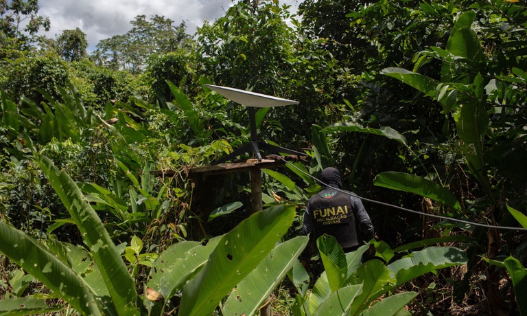 Agente da Fundação Nacional dos Povos Indígenas (Funai) encontra uma antena de comunicação utilizada pelo garimpo ilegal na região do Feijão Queimado, na Terra Indígena Yanomami, em Roraima