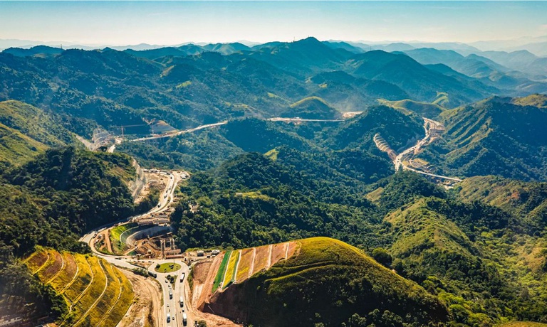 Todos os anos, cerca de 44 milhões de toneladas de carga cruzam a Serra das Araras, na Via Dutra (BR-116/RJ). - Foto: Ricardo Stuckert / PR 