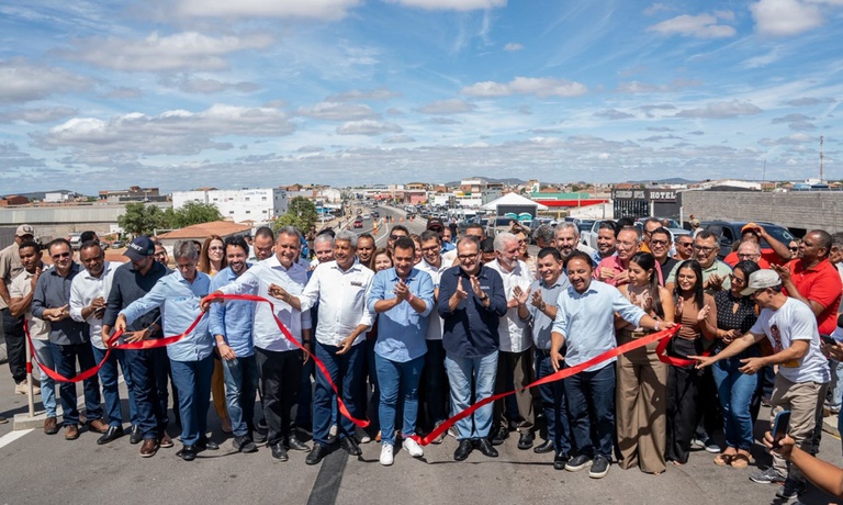 Governo do Brasil entrega trecho pavimentado da BR-020 e primeira etapa da Travessia Urbana de Juazeiro, na Bahia As intervenções integram o Novo PAC e somam investimentos voltados à melhoria do tráfego e da segurança viária. - Foto:Michell Corvello/MT
