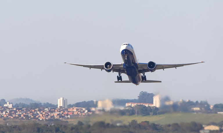 Governo do Brasil libera R$ 8 bilhões para apoiar setor aéreo diante da alta dos combustíveis