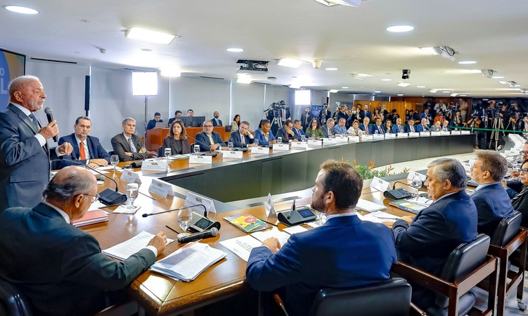Governo do Brasil reduz fila do INSS, acelera Novo PAC e registra menor desmatamento em seis anos Ministros se reúnem no Palácio do Planalto, em Brasília. - Foto: Ricardo Stuckert / PR