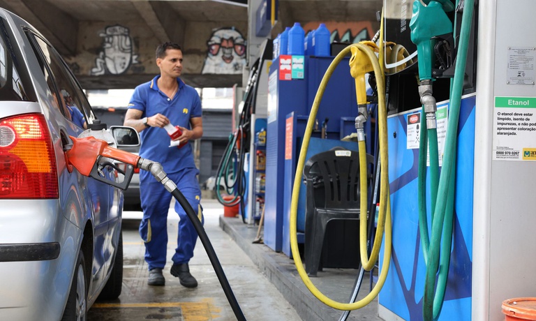 Governo do Brasil publica nova medida para reduzir impactos da alta do petróleo na gasolina