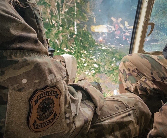 Aeronave escondida em meio à vegetação na região do Rio Novo foi destruída na ação coordenada pela Casa de Governo | Foto: Polícia Federal