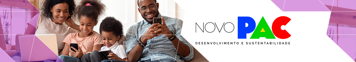 Uma família (pai, mãe, um menino e uma menina) sentada no sofá sorri enquanto utiliza aparelhos eletrônicos, como notebook e celulares.. Texto: Novo PAC. Desenvolvimento e Sustentabilidade.