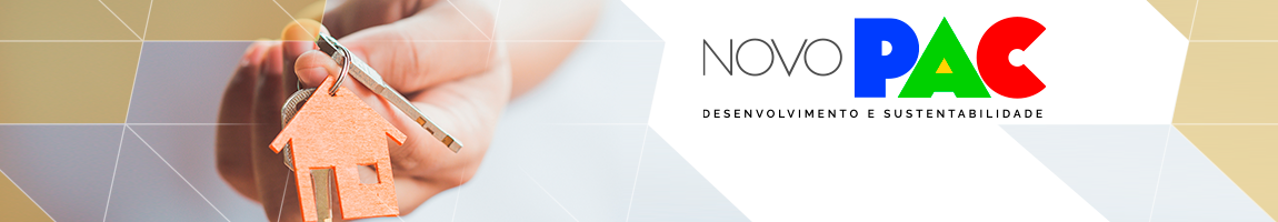 Uma pessoa com uma chave de uma casa na mão. Texto: Novo PAC Desenvolvimento e Sustentabilidade.