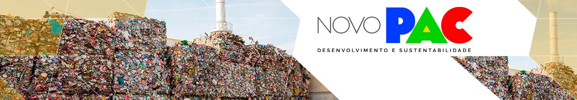 Blocos de lixo para reciclar empilhados. Texto: Novo PAC. Desenvolvimento e Sustentabilidade