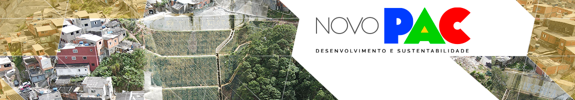 Uma encosta com algumas ações/materiais de segurança na base. Texto: Novo PAC. Desenvolvimento e Sustentabilidade.