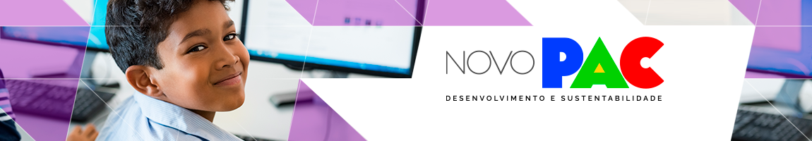 Menino sentado à mesa em frente ao computador, olhando para trás. Texto: Novo Pac. Desenvolvimento e sustentabilidade