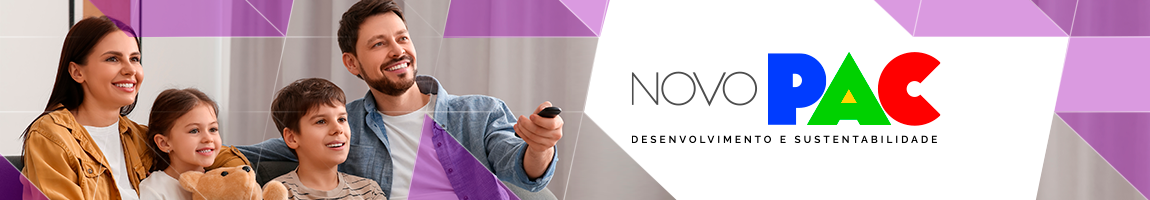 Uma família (pai, mãe, um menino e uma menina) sentada no sofá assistindo televisão . Texto: Novo PAC. Desenvolvimento e Sustentabilidade.