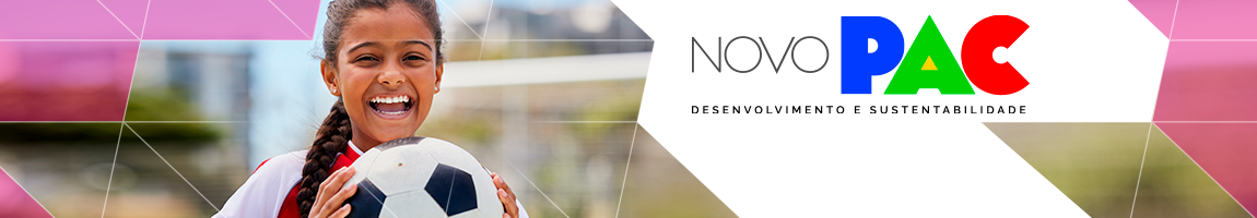 Menina sorrindo com uma bola de futebol na mão. Texto: Novo Pac. Desenvolvimento e sustentabilidade