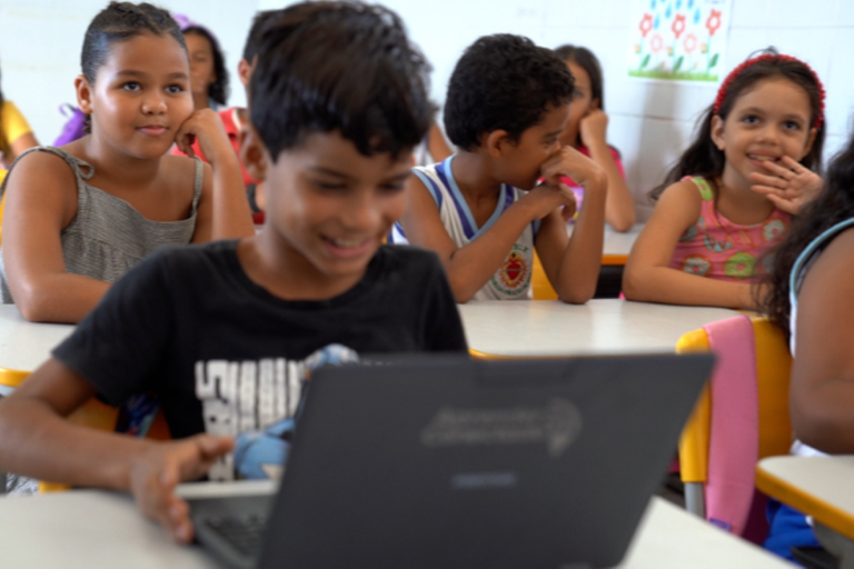 Escolas Conectadas alcança 68,4% das instituições públicas em 2025 e se aproxima da meta de universalização da internet