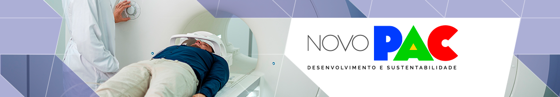 Um homem deitado realizando uma tomografia e um técnico de radiologia de pé, controlando o Tomógrafo. Texto:  Novo Pac. Desenvolvimento e sustentabilidade