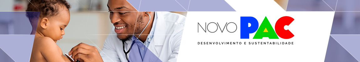 Um médico pediatra examinando um bebê com um estetoscópio. O bebê está sem camisa e o médico está vestindo um jaleco branco. Texto:  Novo Pac. Desenvolvimento e sustentabilidade