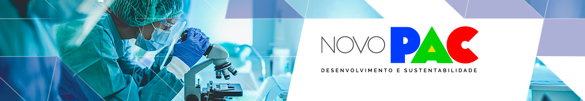 Um profissional de saúde olhando através do microscópio.  Ele está vestindo um avental verde, uma toca verde, uma luva de látex azul, um óculos de proteção  e uma mascara branca. Texto:  Novo Pac. Desenvolvimento e sustentabilidade