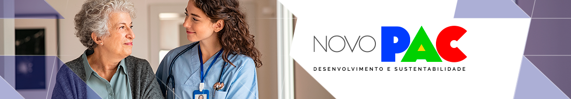 Uma idosa  e uma jovem médica se olhando. A idosa está vestindo uma camisa cinza e um casaco leve da cor cinza.  A médica está vestindo um jaleco azul. Texto: Novo Pac. Desenvolvimento e sustentabilidade