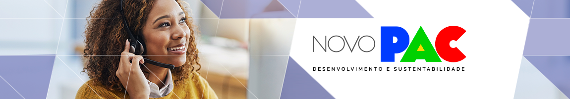Uma mulher sorrindo utilizando um fone com um microne integrado. Ela está vestindo uma camisa branca e um casaco leve dar cor caramelo. Texto: Novo Pac. Desenvolvimento e sustentabilidade