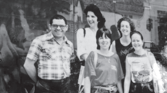 Grupo de funcionários do CBPF que trabalhava na NA22; da esq. para dir., Luiz Reis, Anna Maria F. Endller, Margaret de Queiroz, Márcia Begalli e Maria da Conceição Chamun - Crédito: Arquivo Pessoal