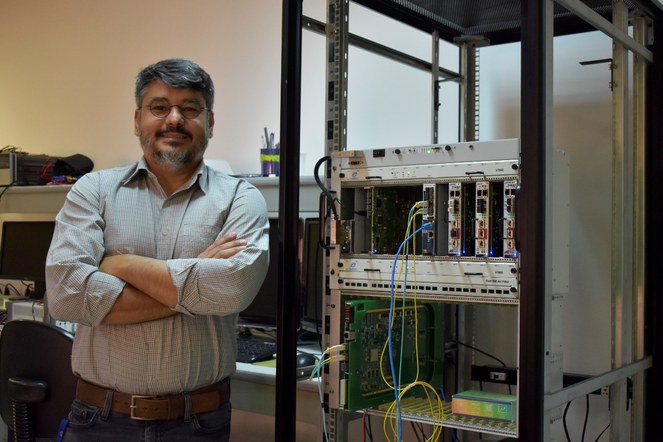 Fabio Marujo da Silva com equipamento emprestado pelo CERN - Crédito: Ana Gouveia / NCS