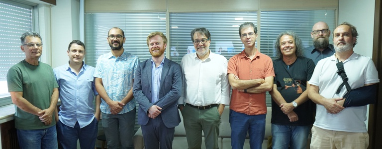 Da esquerda para a direita: Luiz Sampaio, Guilherme Brando, Flaviano dos Santos, Tobias Renghart, Márcio P. de Albuquerque, João Paulo Sinnecker, Sebastião Alves Carsten Hensel e André Massafferri. Crédito: NCS/CBPF