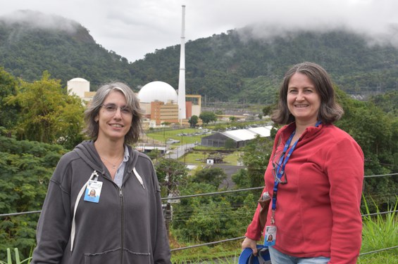 As físicas Carla Bonifazi, do CBPF, e Irina Nasteva, da UFRJ, que lideram o Connie e destacam o Brasil no cenário da Física internacional. -  Crédito: NCS/CBPF