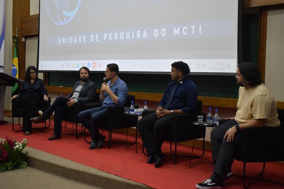 Mesa redonda - Crédito: NCS/CBPF
