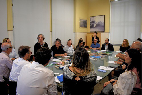 Debates durante encontro.  Crédito: NCS/CBPF.