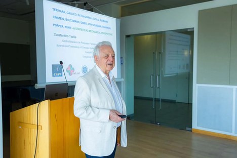 Constantino Tsallis durante a Conferência. | Crédito: American University of Armenia (AUA)