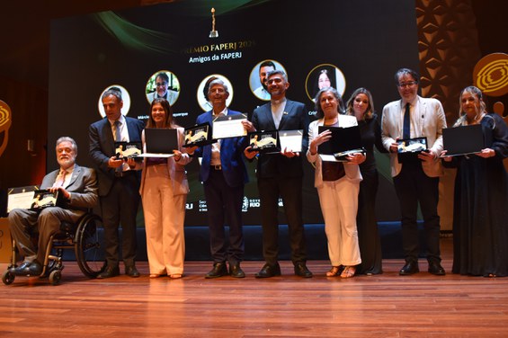 Márcio Portes de Albuquerque com o prêmio Amigos da Faperj / Crédito: NCS/CBPF