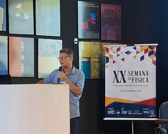 Luiz Sampaio durante a XX Semana da Física - Crédito: Arquivo Pessoal