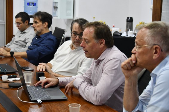 Marcio P. Albuquerque e Fredrik Heintz conversam sobre pesquisas do Brasil e da Suécia - Crédito: NCS/CBPF