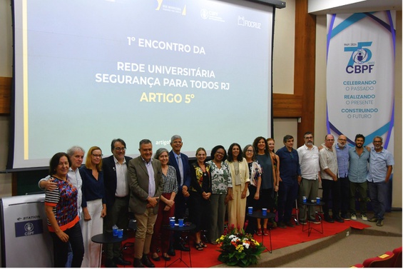 Representantes das instituições participantes da Rede Universitária Segurança Pública para Todos RJ - Artigo 5° - Crédito: Ana Gouveia